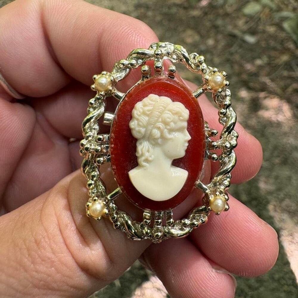 Vintage 1960s gold tone cameo brooch